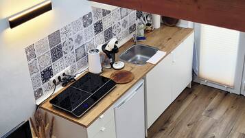 Fridge, microwave, stovetop, coffee/tea maker