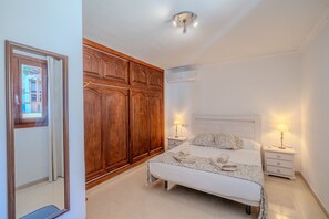 4 bedrooms, iron/ironing board, free WiFi, bed sheets