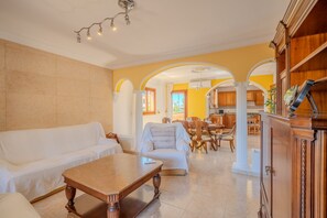 Een smart-tv, een open haard en een tafeltennistafel