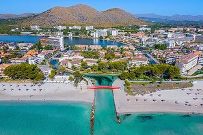 Una spiaggia nelle vicinanze, lettini da mare, teli da spiaggia