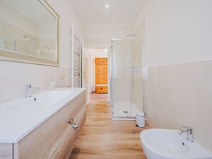 Bathroom - Stunning private villa for 13 people with private pool, A/C, TV and terrace (Camaiore)