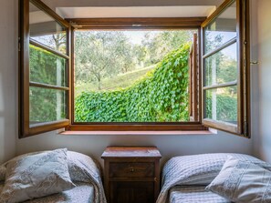 2 bedrooms, travel crib, free WiFi