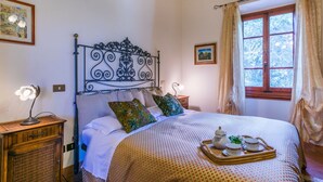 5 bedrooms, iron/ironing board, travel crib, WiFi (free)