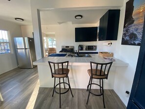 Een koelkast, een microgolfoven, een oven, een kookplaat