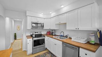 Fridge, microwave, stovetop, dishwasher