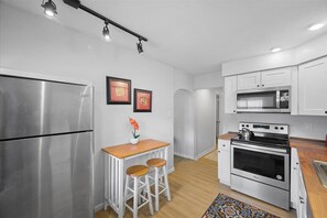 Fridge, microwave, stovetop, dishwasher