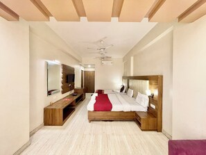 Desk, laptop workspace, free WiFi, bed sheets - Hotel Rudraksh - Varanasi (Varanasi)