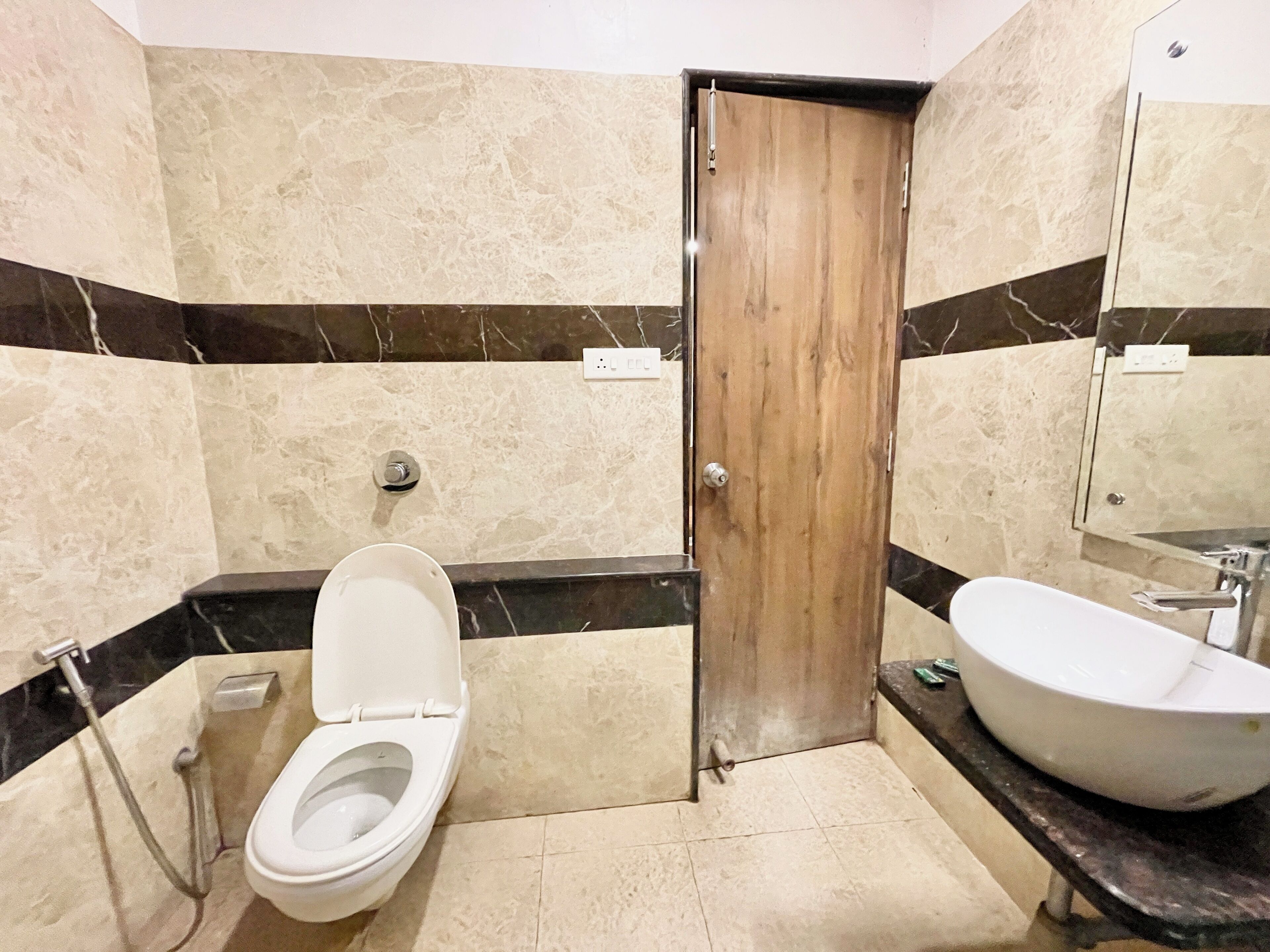 Ein Badezimmer mit Toilette, Waschbecken und Spiegel.