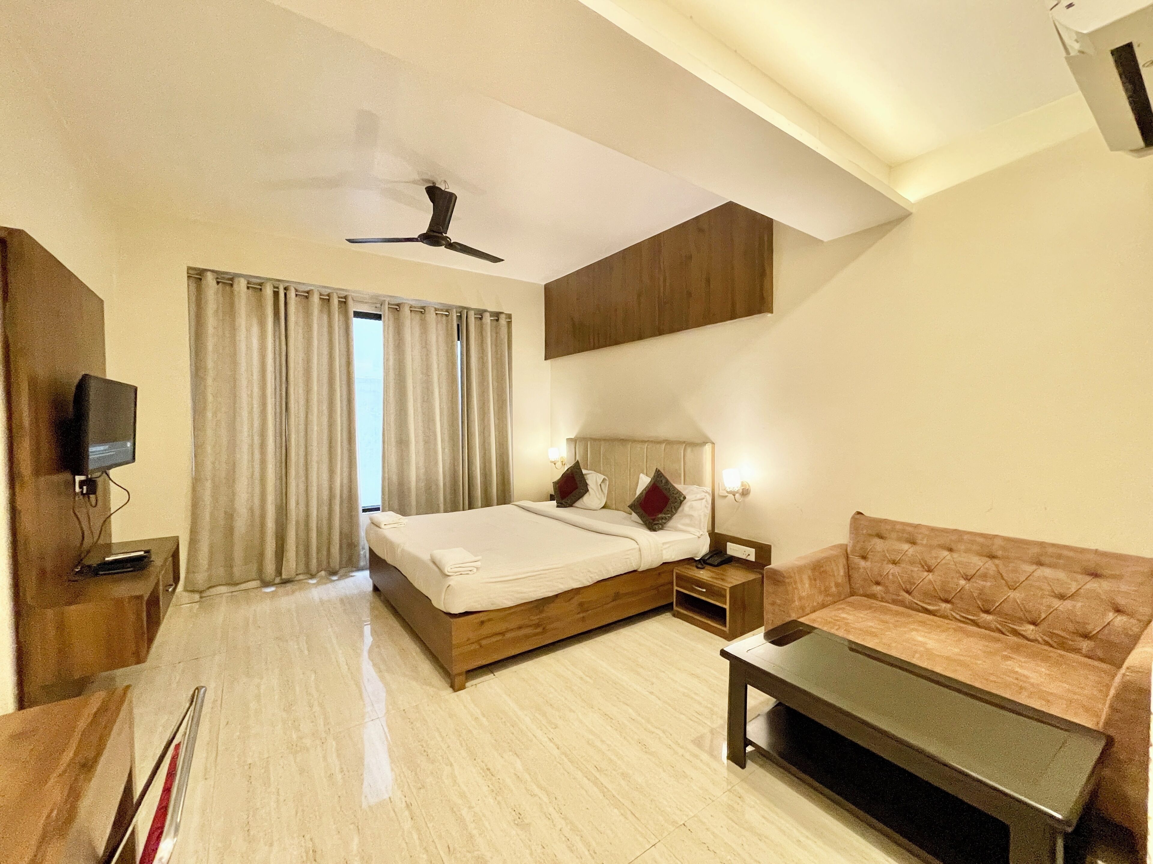 Deluxe Room | Desk, laptop workspace, free WiFi, bed sheets