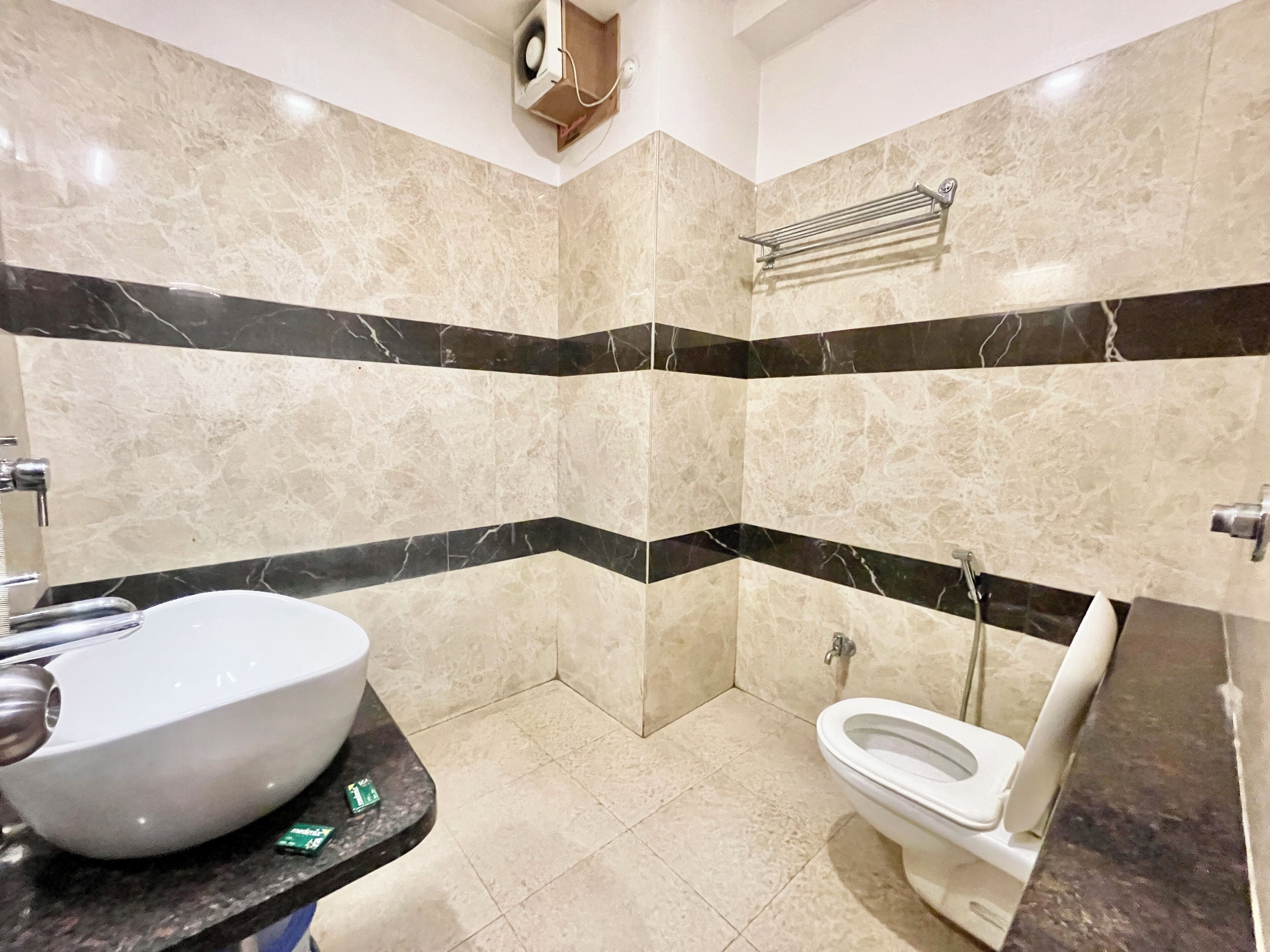 Un bagno con lavandino bianco, un water e zona doccia.