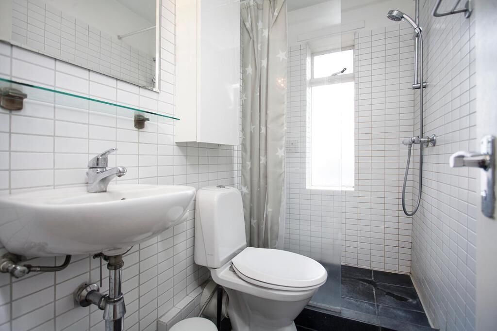 Apartamento luxo | Banheiro | Chuveiro, produtos de toalete grátis, secador de cabelo 