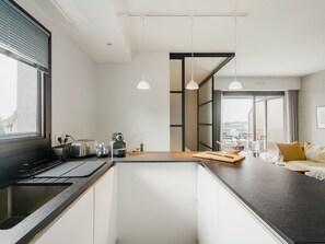 Microondas, horno, lavavajillas y periquera 