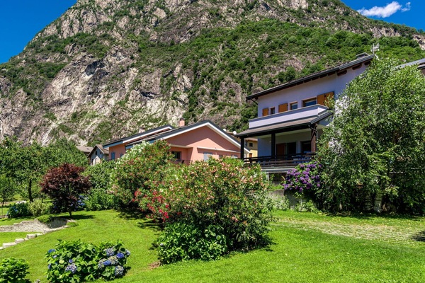 Pflanze, Himmel, Berg, Eigentum, Gebäude, Grün, Natur, Natürliche Landschaft, Haus, Baum