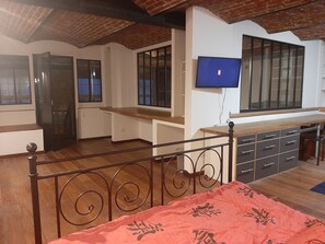 2 habitaciones, escritorio y tabla de planchar con plancha