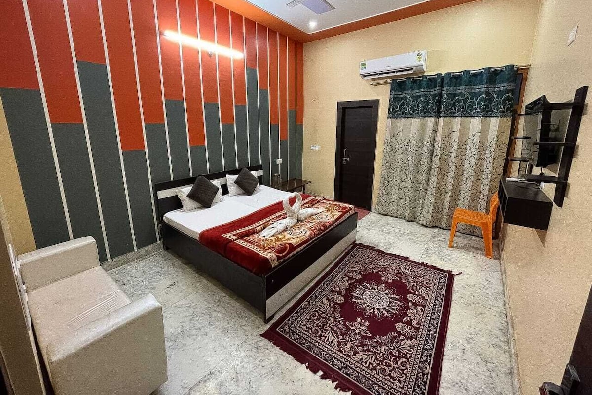 Habitación doble Deluxe, vista al jardín | Tabla de planchar con plancha
