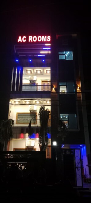 Exterior detail - Vaishnavi Dham By GRB (Mathura)