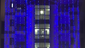 Un bâtiment d’hôtel avec une enseigne sur laquelle on peut lire le mot « HÔTEL » en lettres rouges.