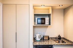 Kühlschrank, Mikrowelle, Wasserkocher, Toaster