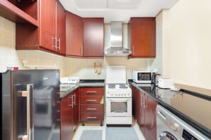 Fridge, microwave, oven, stovetop - Studio APT close to Metro Station (Dubai)