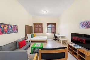 1 Schlafzimmer, Zimmersafe, Schreibtisch, Bügeleisen/Bügelbrett