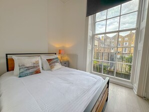 2 habitaciones, tabla de planchar con plancha, wifi y ropa de cama 