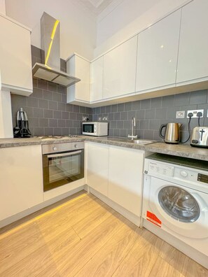 Mikroaaltouuni, uuni, liesi, kahvin-/teenkeitin