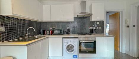 Micro-ondes, four, plaque de cuisson, cafetière/bouilloire