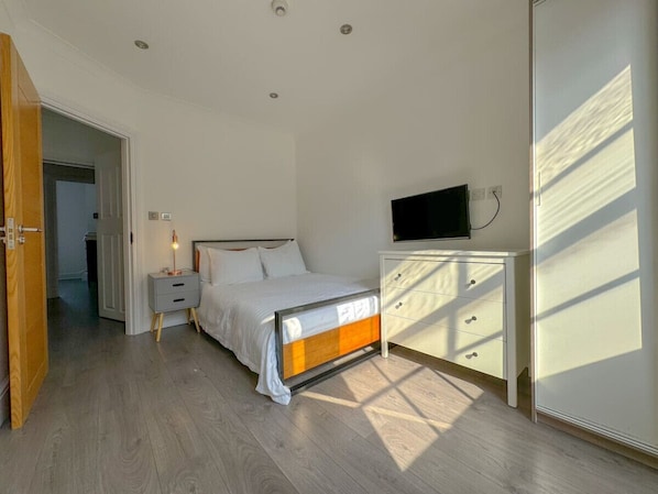 2 habitaciones, tabla de planchar con plancha, wifi y ropa de cama