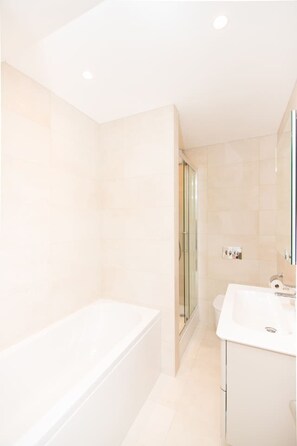 Sèche-cheveux, serviettes fournies