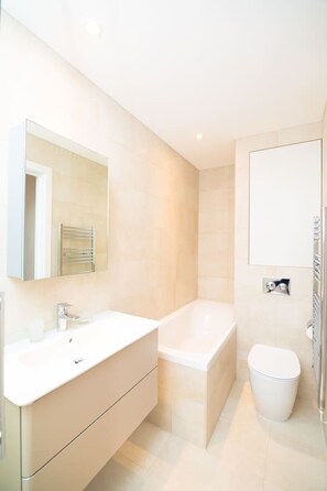 Sèche-cheveux, serviettes fournies