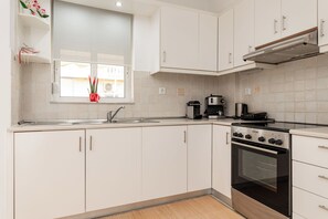 Electric kettle, toaster, high chair - Eva's Cozy Urban Apartment (Chania)