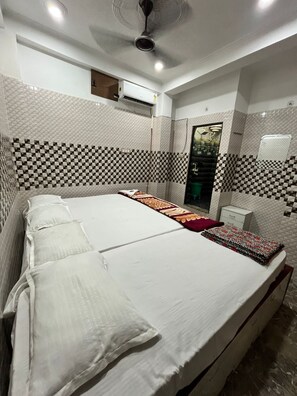 Driepersoonskamer, balkon, uitzicht op de stad | Luxe beddengoed, gratis wifi, beddengoed