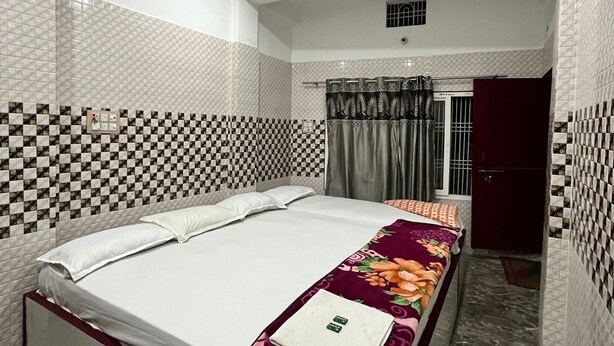 Un dormitorio con cama, ventilador de techo y armario.