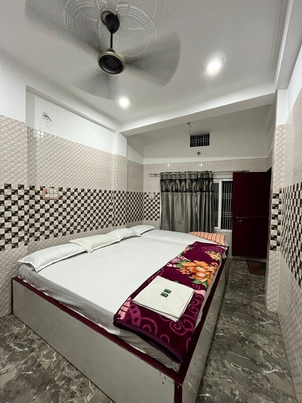 Driepersoonskamer, balkon, uitzicht op de stad | Luxe beddengoed, gratis wifi, beddengoed