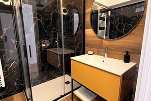 Shower, hair dryer, bidet, towels