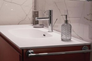 Een douche, een haardroger, een bidet, handdoeken