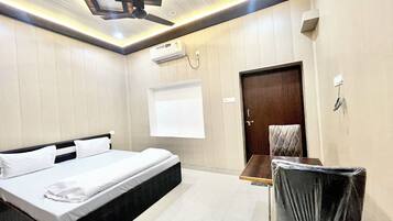 Schreibtisch, laptopgeeigneter Arbeitsplatz, schallisolierte Zimmer