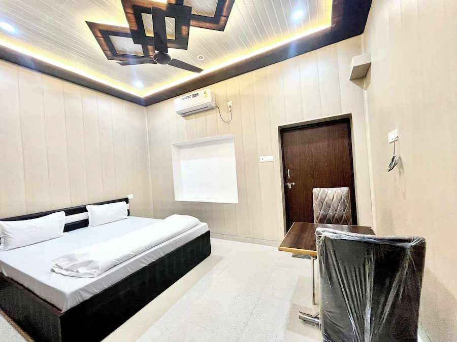 Desk, laptop workspace, soundproofing, free WiFi