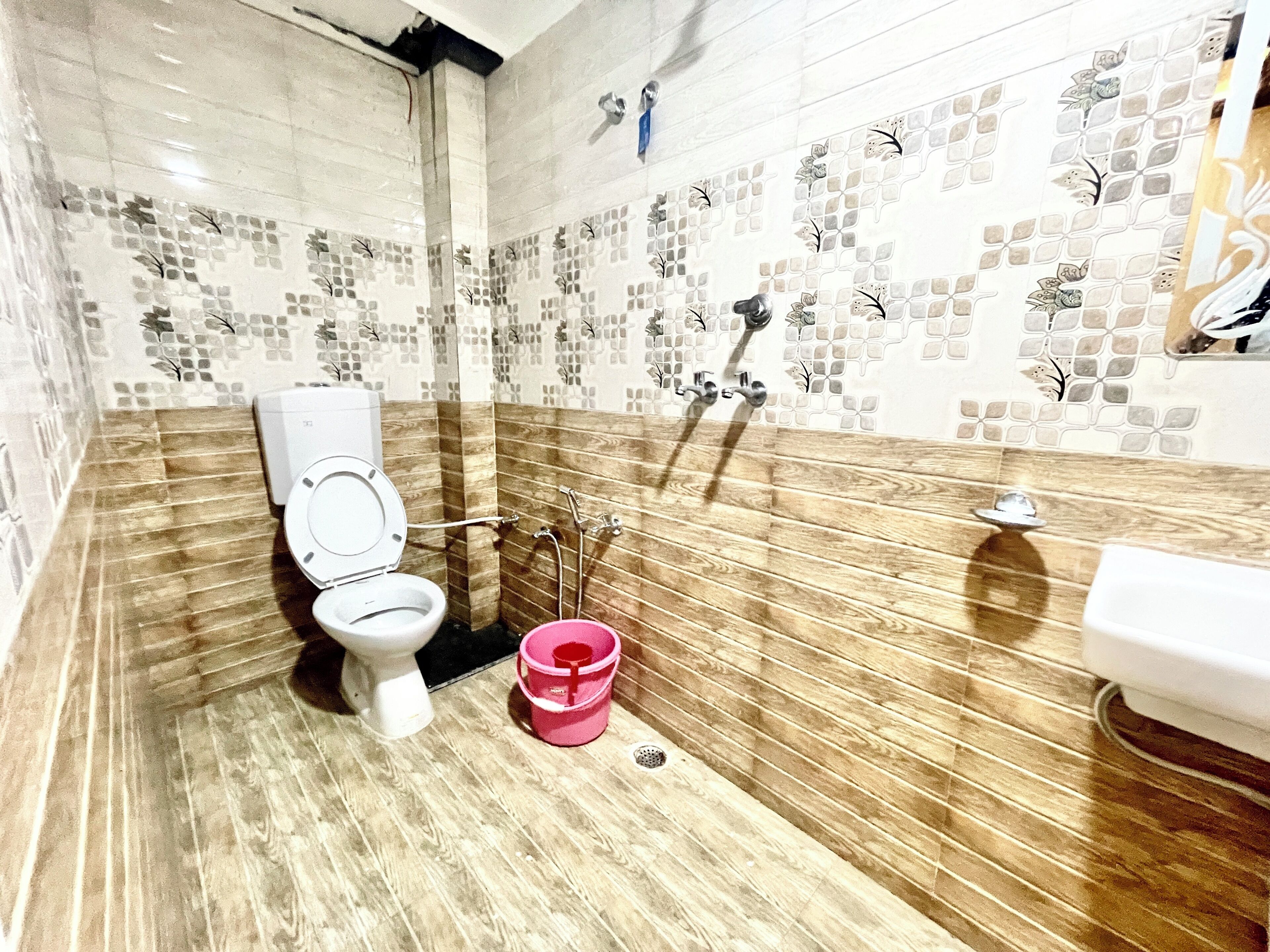 A bathroom with a toilet, bidet, and sink.