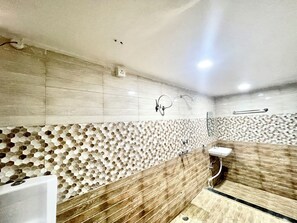 Ducha, cabezal de ducha tipo lluvia, toallas y jabón