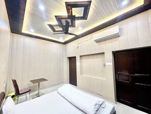 Desk, laptop workspace, soundproofing, free WiFi - Hotel DEV VILLA GUEST HOUSE - VARANASI (Varanasi)