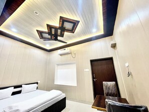 Desk, laptop workspace, soundproofing, free WiFi - Hotel DEV VILLA GUEST HOUSE - VARANASI (Varanasi)