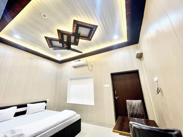 Desk, laptop workspace, soundproofing, free WiFi - Hotel DEV VILLA GUEST HOUSE - VARANASI (Varanasi)