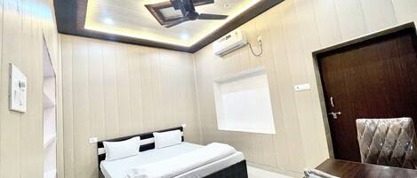 Deluxe Triple Room | Desk, laptop workspace, soundproofing, free WiFi