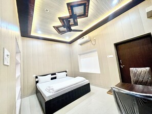 Deluxe Triple Room | Desk, laptop workspace, soundproofing, free WiFi - Hotel DEV VILLA GUEST HOUSE - VARANASI (Varanasi)