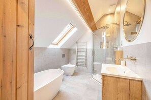 Dusj, hårføner, håndklær og sjampo