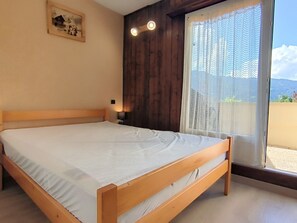 2 bedrooms, iron/ironing board, WiFi