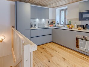 Een koelkast, een magnetron, een vaatwasser