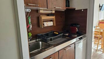 Frigorífic, microones, cafetera i tetera i torradora