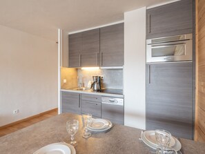 Geladeira, micro-ondas, lava-louças, cafeteira/chaleira